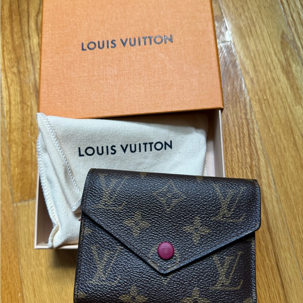 Barely used Louis Vuitton Victorine Wallet *older version*